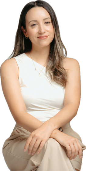 Psicóloga Pau sentada y sonriendo
